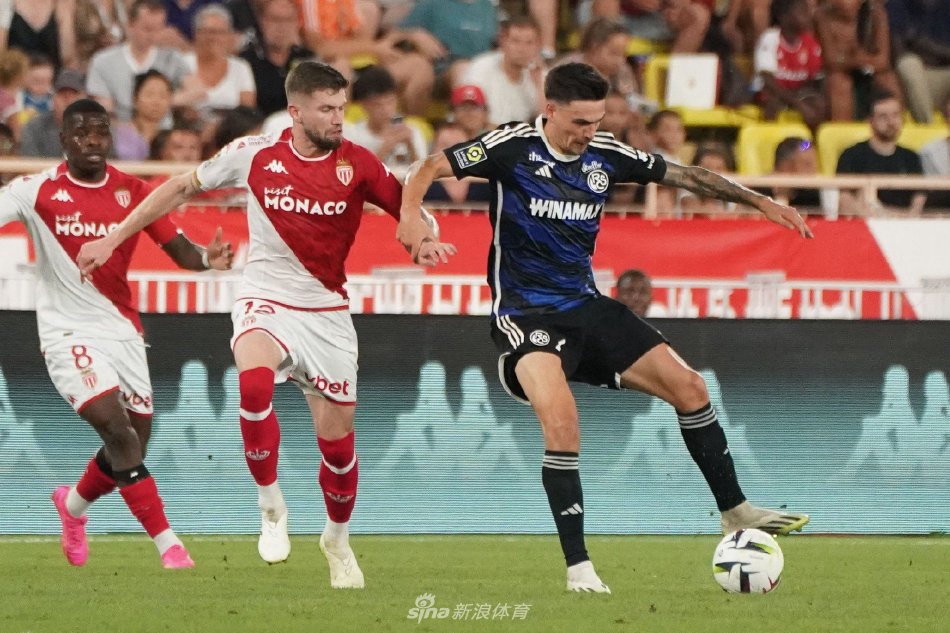 她也吸引了 她也吸引了