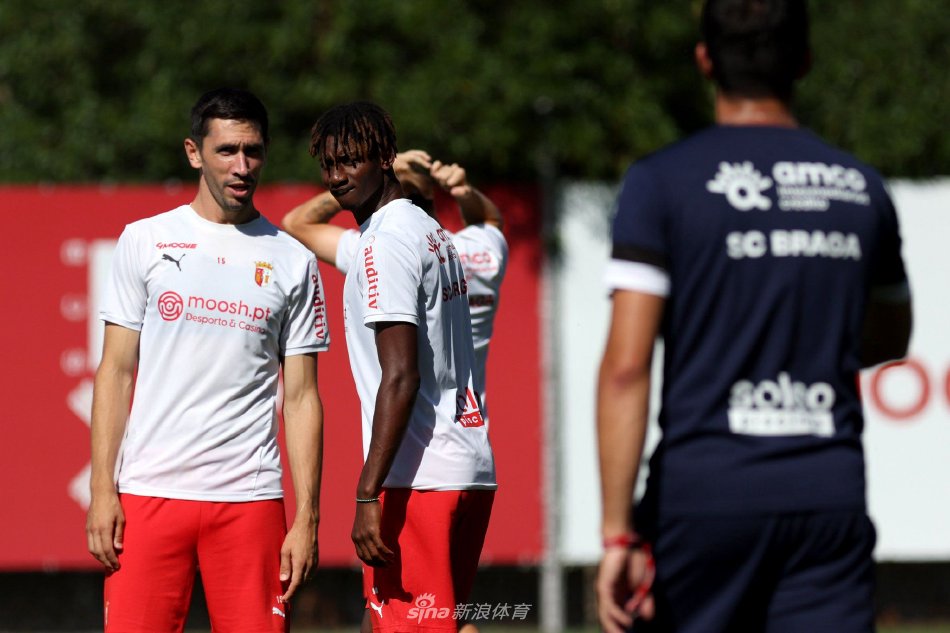 梁靖崑的损 梁靖崑的损