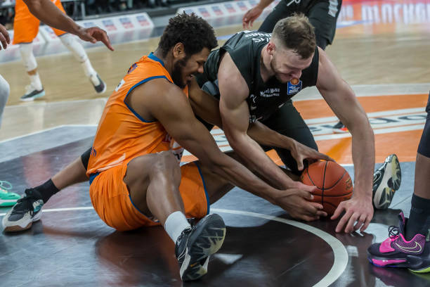 他用一记助 他用一记助